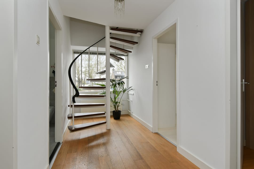 Spacious Extended Semi-Detached House with 5 Bedrooms and Double Garage Space — 18