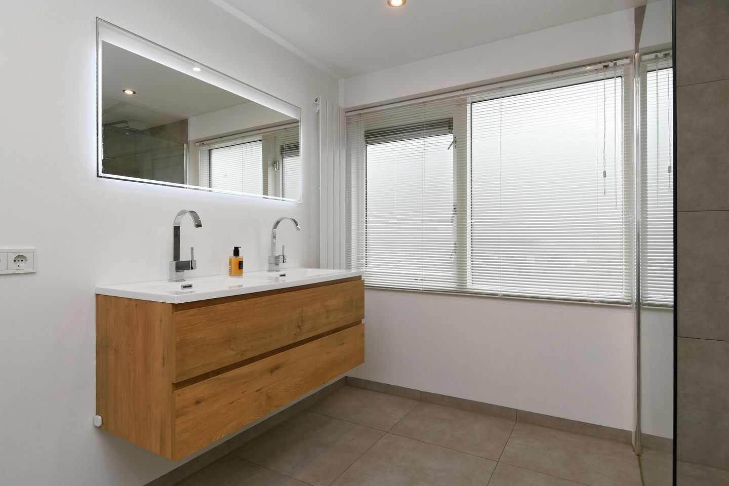 Spacious Extended Semi-Detached House with 5 Bedrooms and Double Garage Space — 24
