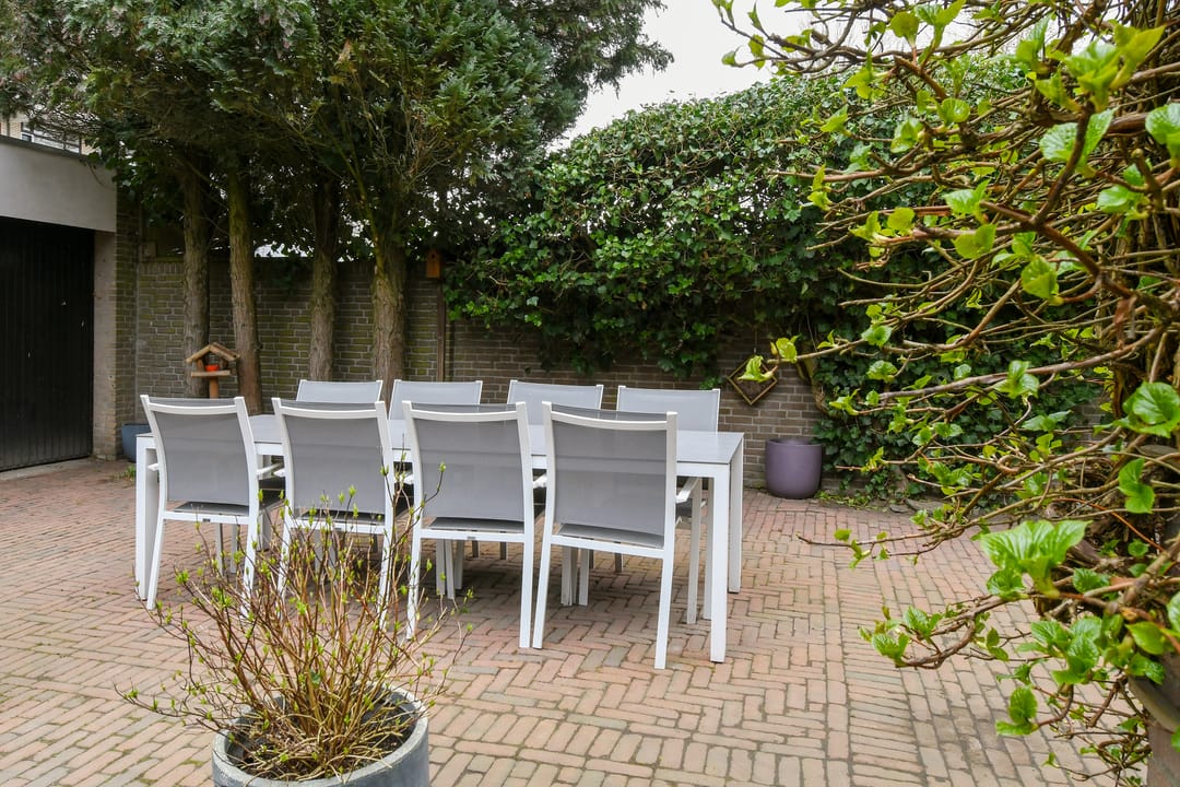 Spacious Extended Semi-Detached House with 5 Bedrooms and Double Garage Space — 32
