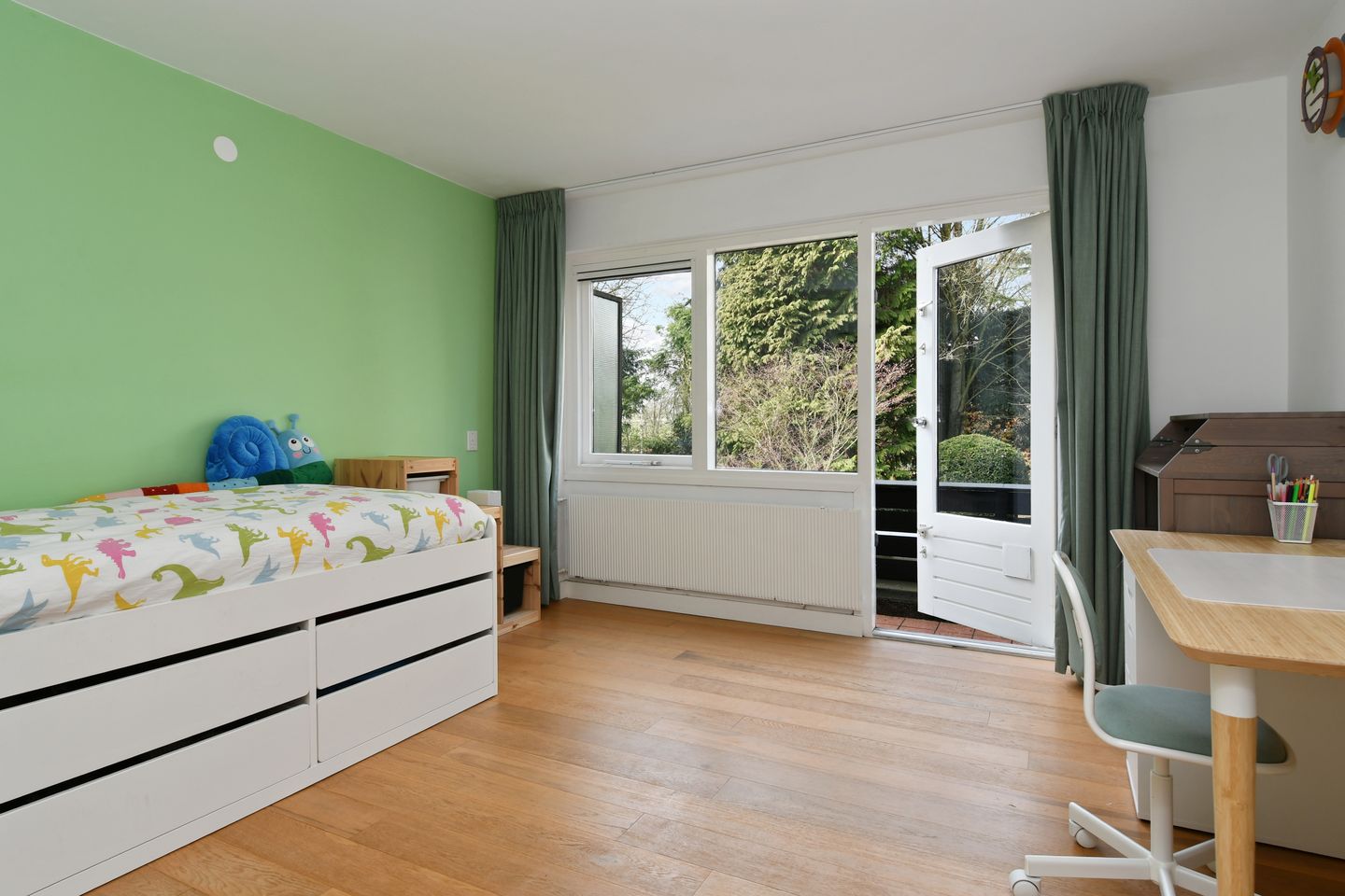 Spacious Extended Semi-Detached House with 5 Bedrooms and Double Garage Space — 20