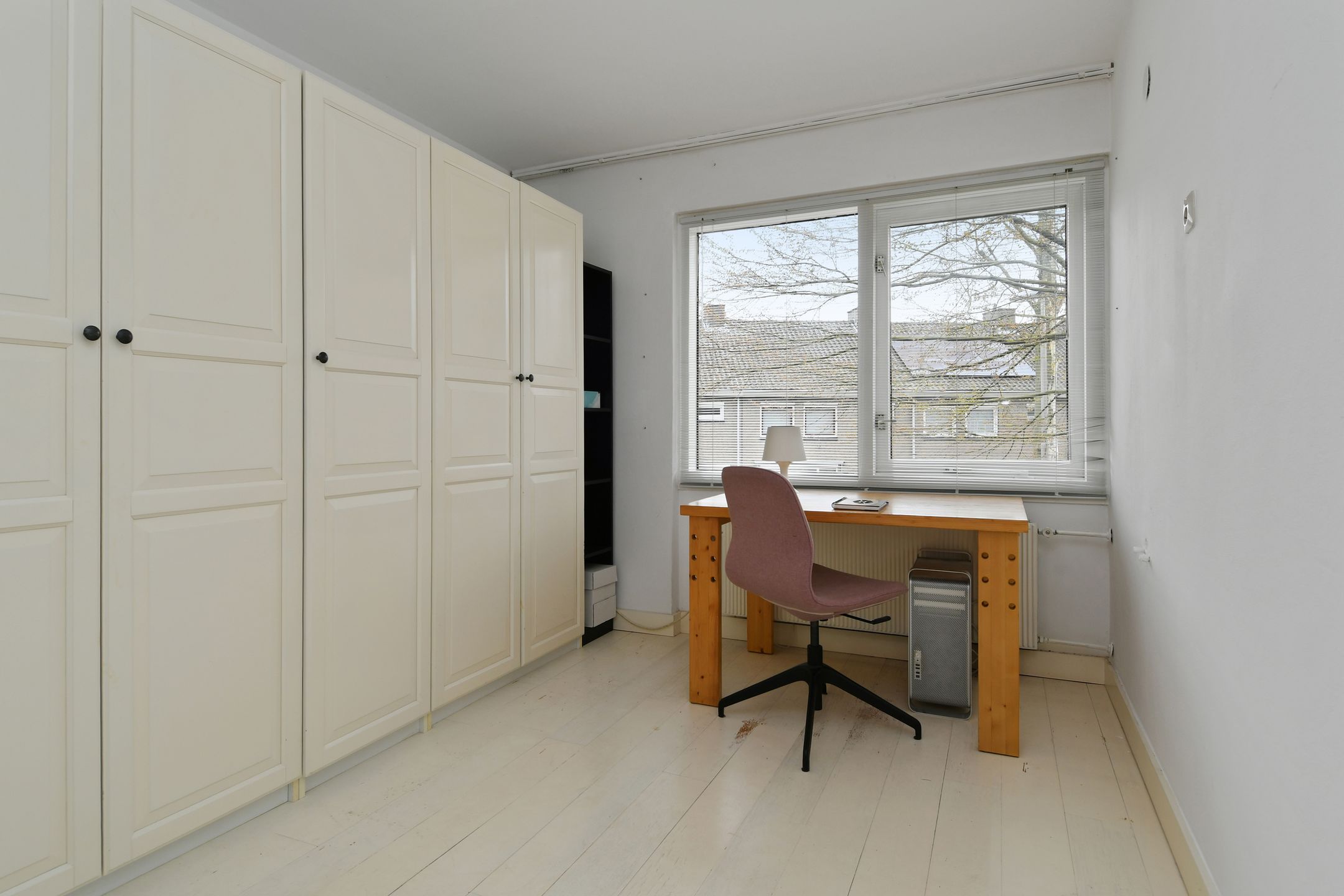 Spacious Extended Semi-Detached House with 5 Bedrooms and Double Garage Space — 22