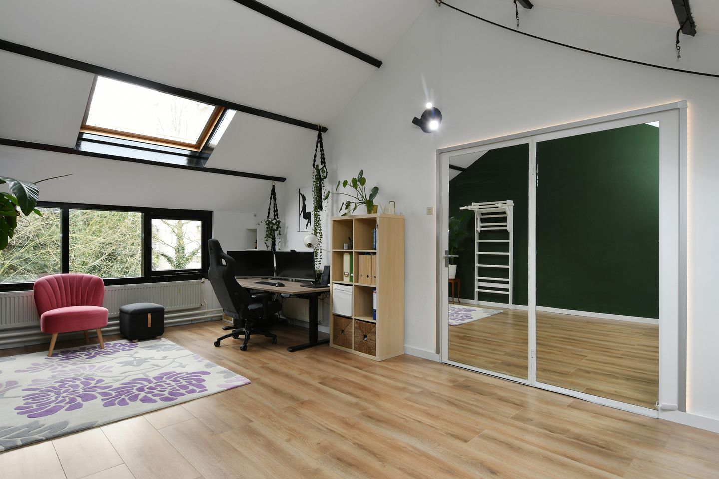 Spacious Extended Semi-Detached House with 5 Bedrooms and Double Garage Space — 29
