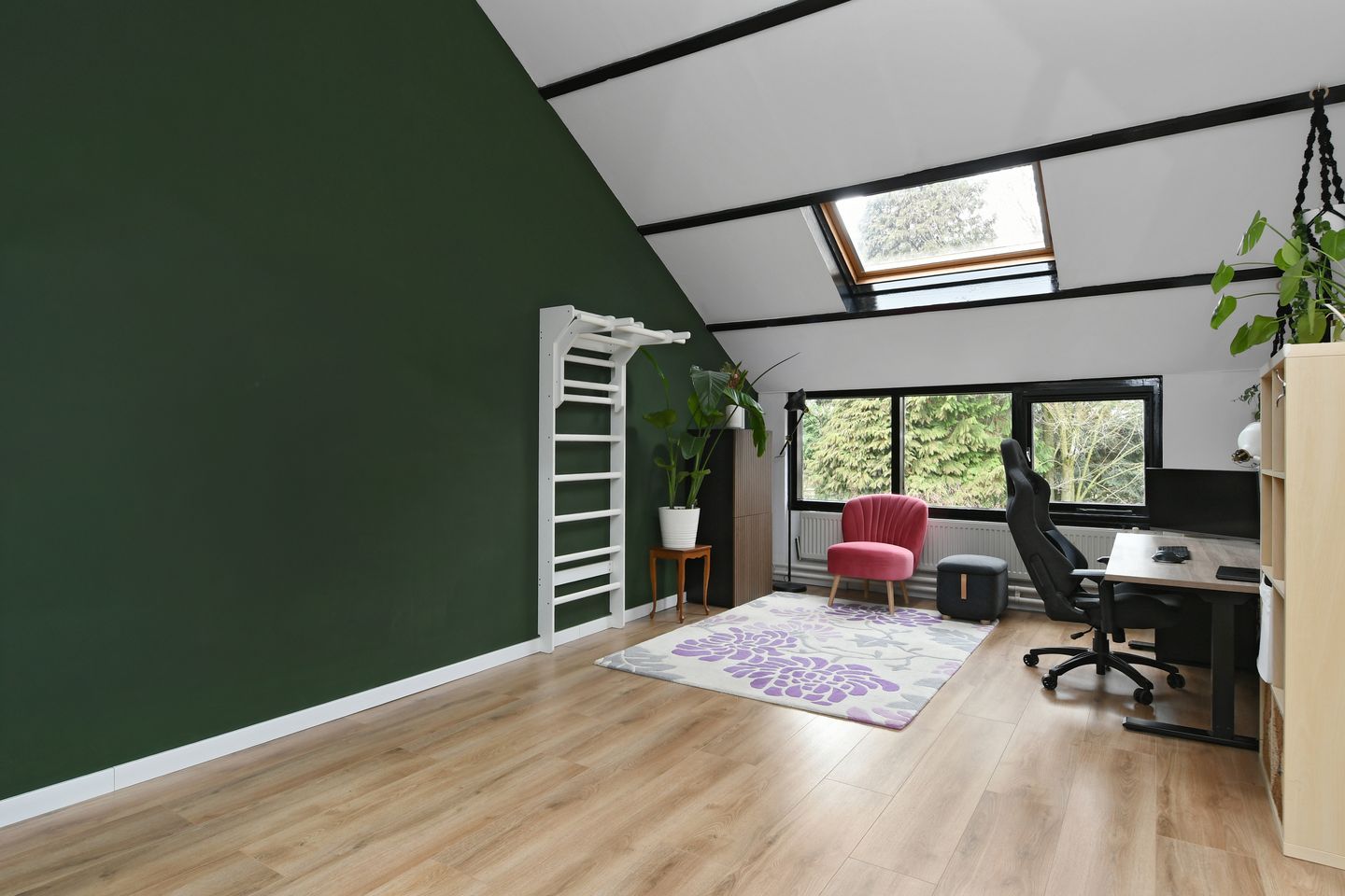 Spacious Extended Semi-Detached House with 5 Bedrooms and Double Garage Space — 30