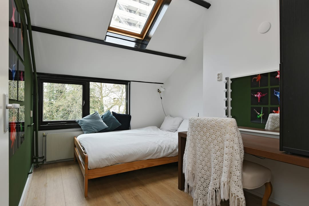 Spacious Extended Semi-Detached House with 5 Bedrooms and Double Garage Space — 27