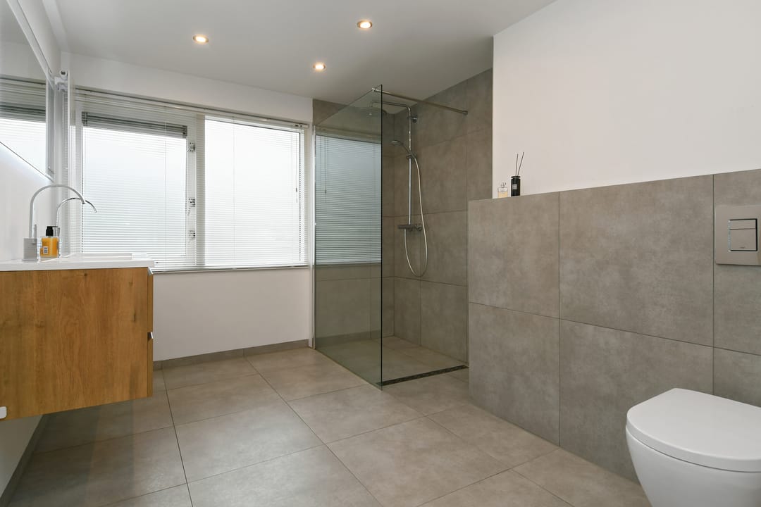 Spacious Extended Semi-Detached House with 5 Bedrooms and Double Garage Space — 23