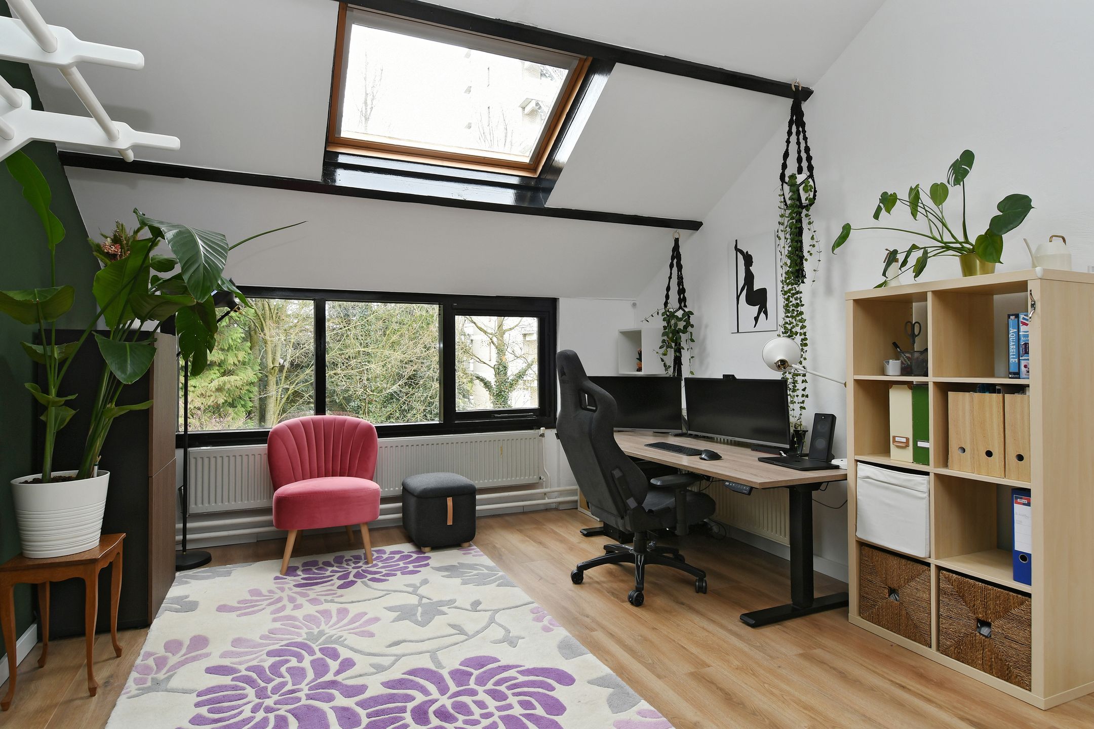 Spacious Extended Semi-Detached House with 5 Bedrooms and Double Garage Space — 31