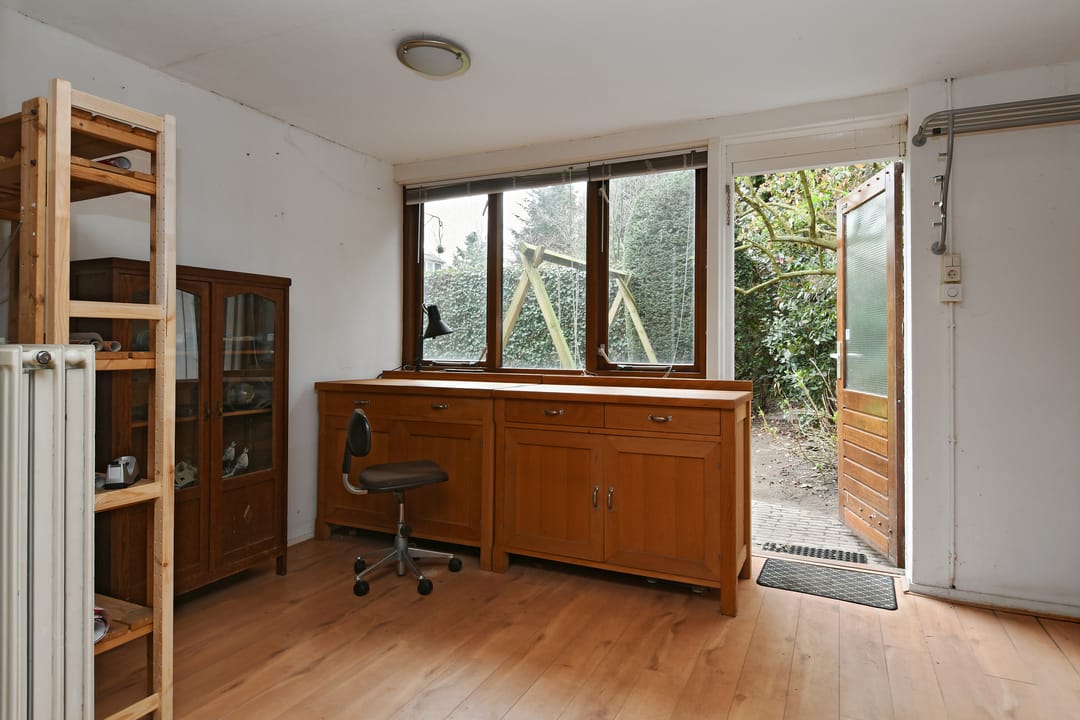 Spacious Extended Semi-Detached House with 5 Bedrooms and Double Garage Space — 36