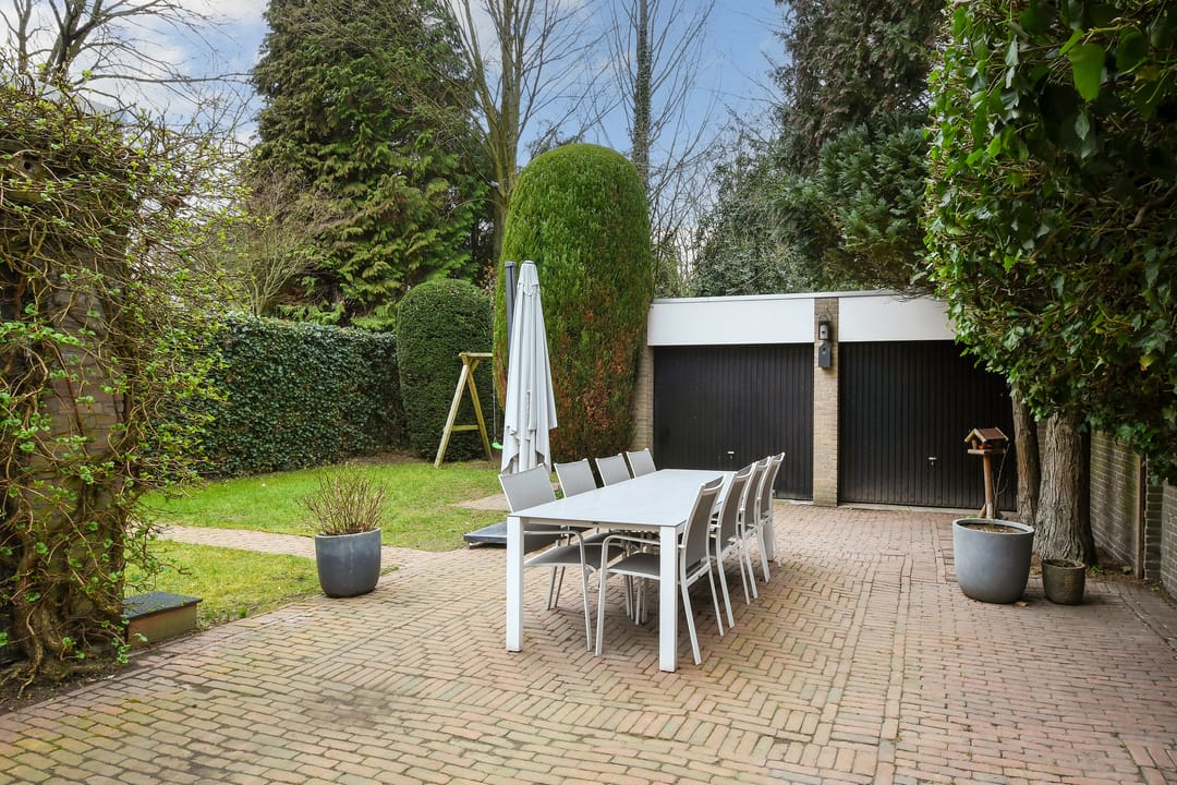 Spacious Extended Semi-Detached House with 5 Bedrooms and Double Garage Space — 33