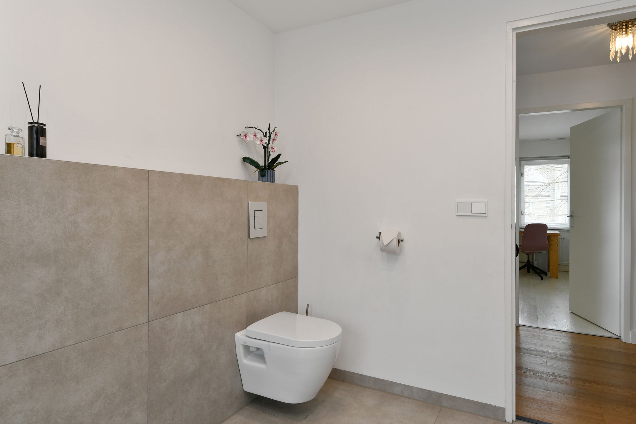 Spacious Extended Semi-Detached House with 5 Bedrooms and Double Garage Space — 25