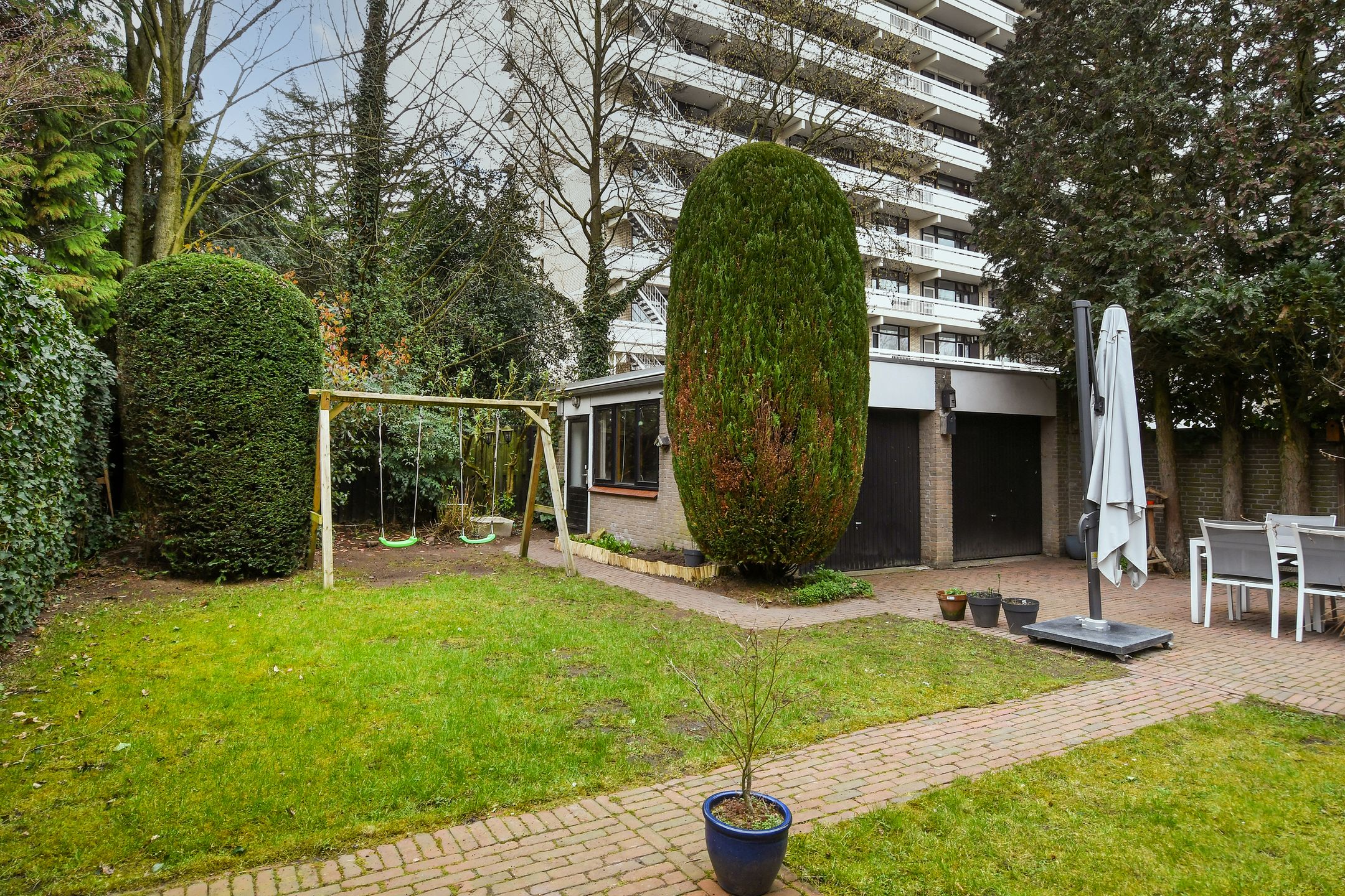 Spacious Extended Semi-Detached House with 5 Bedrooms and Double Garage Space — 34