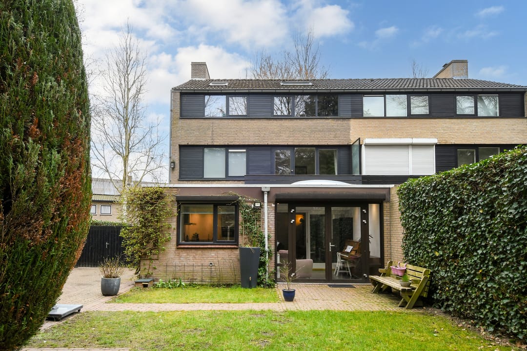 Spacious Extended Semi-Detached House with 5 Bedrooms and Double Garage Space — 38