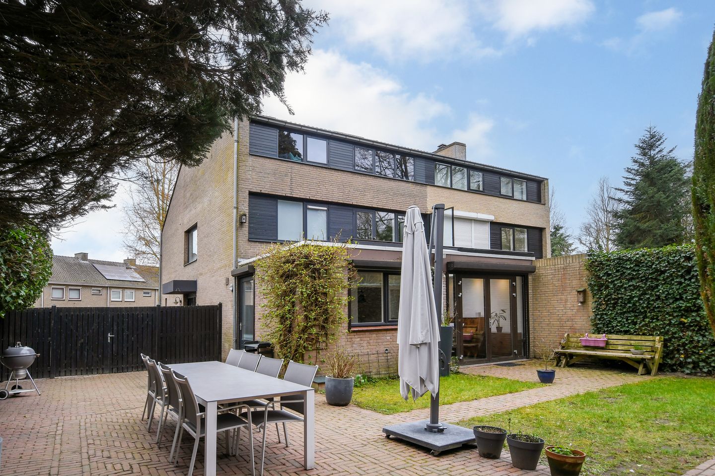 Spacious Extended Semi-Detached House with 5 Bedrooms and Double Garage Space — 39
