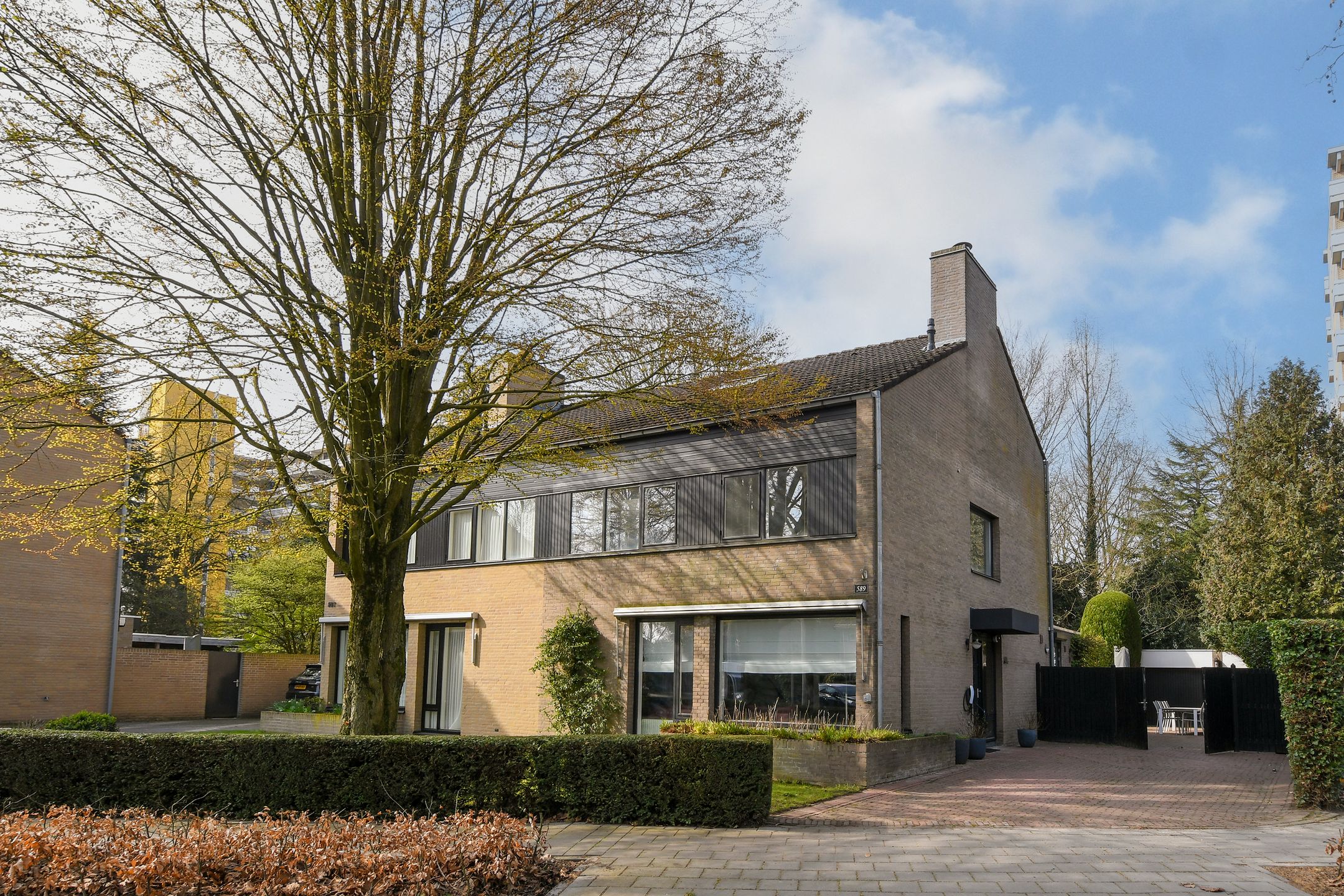 Spacious Extended Semi-Detached House with 5 Bedrooms and Double Garage Space — 40