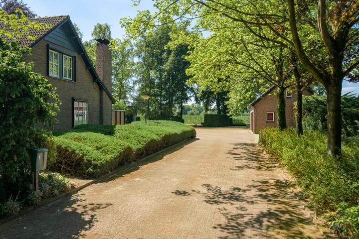 Photo 2 of Roosbergseweg 1
