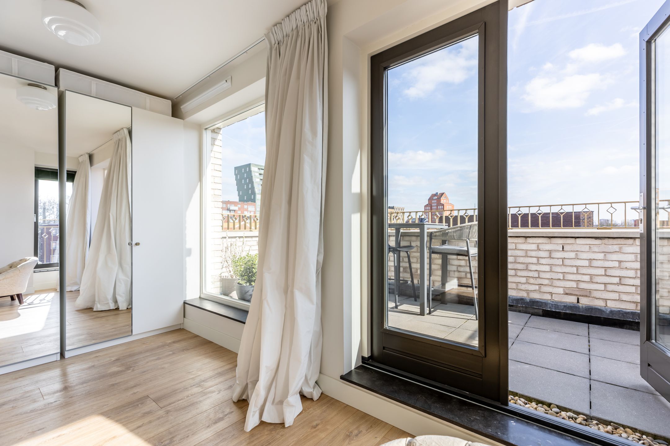 Luxe 6-kamer hoekwoning met 2 terrassen en 2 parkeerplaatsen — 35