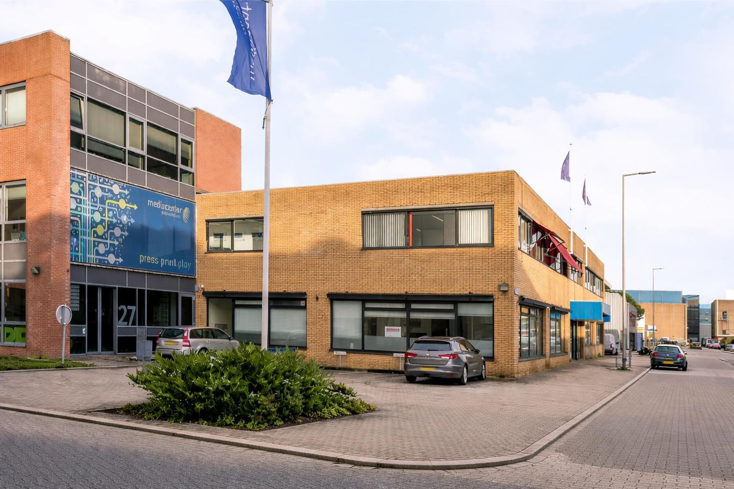 View photo 2 of Metaalhof 27