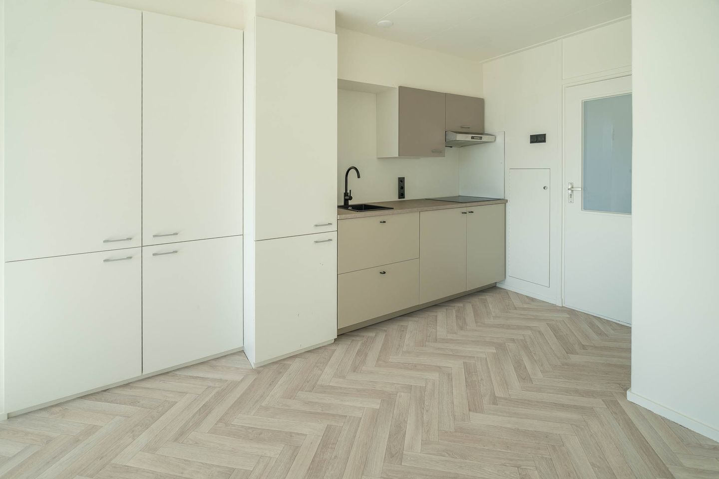 Photo 14 of de Casembrootstraat 7-E