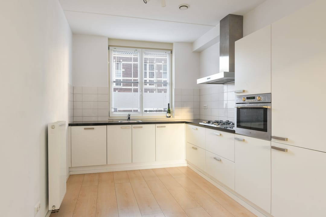 Photo 7 of Thoden van Velzenstraat 26