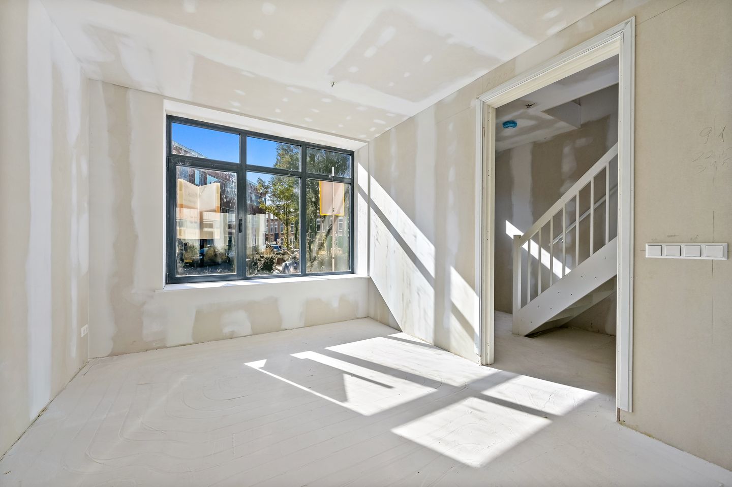 Photo 10 of Roerstraat 6-A