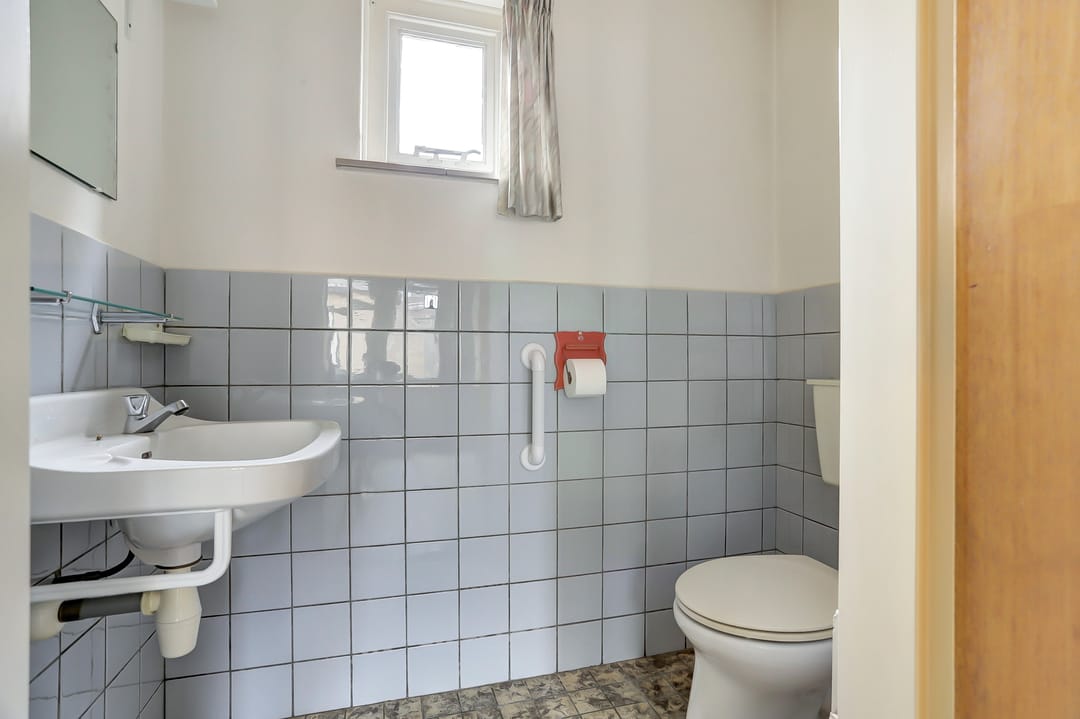 Spacious detached family home with large garden in Esbeek requiring modernization — 11