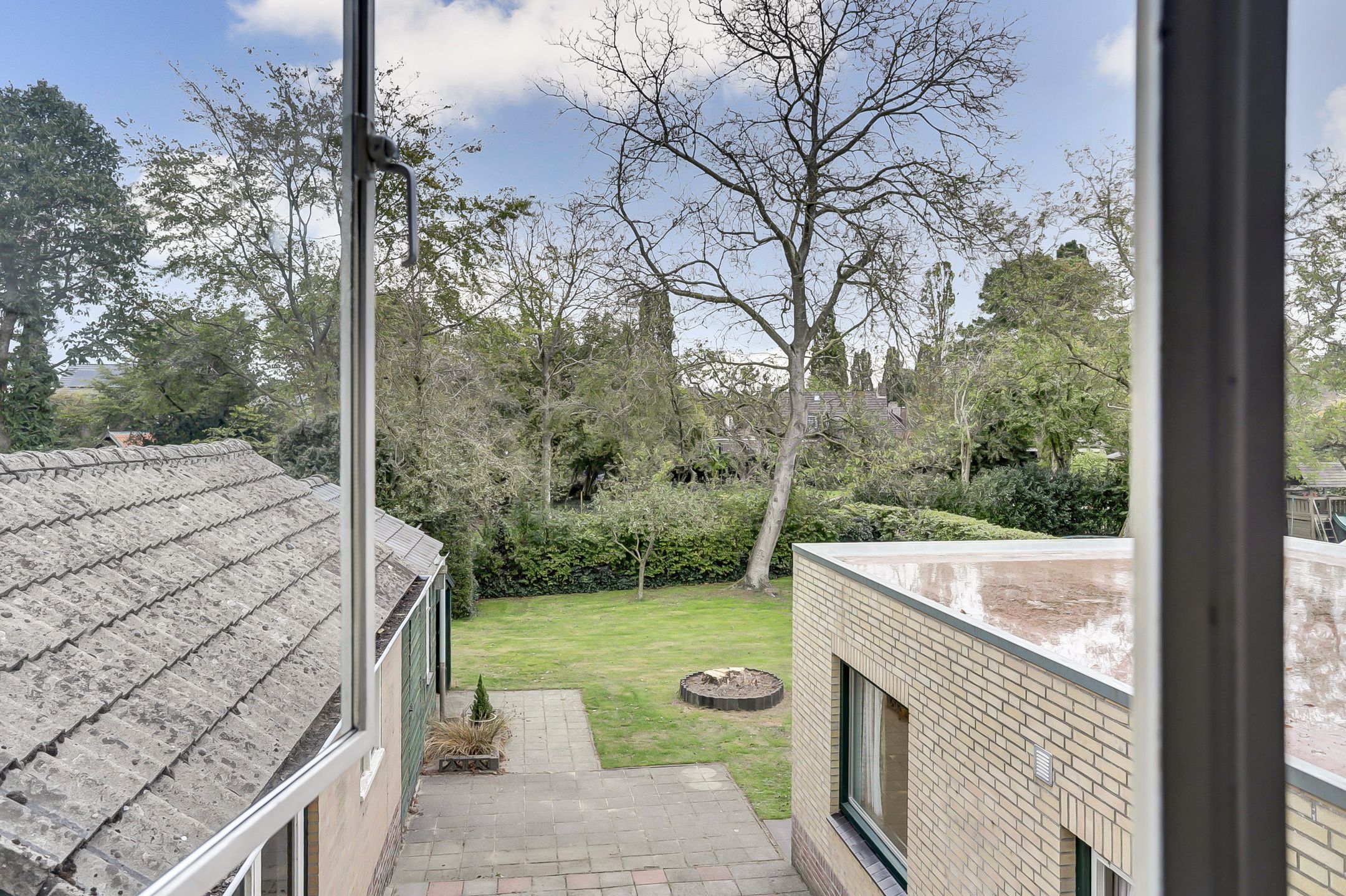 Spacious detached family home with large garden in Esbeek requiring modernization — 21