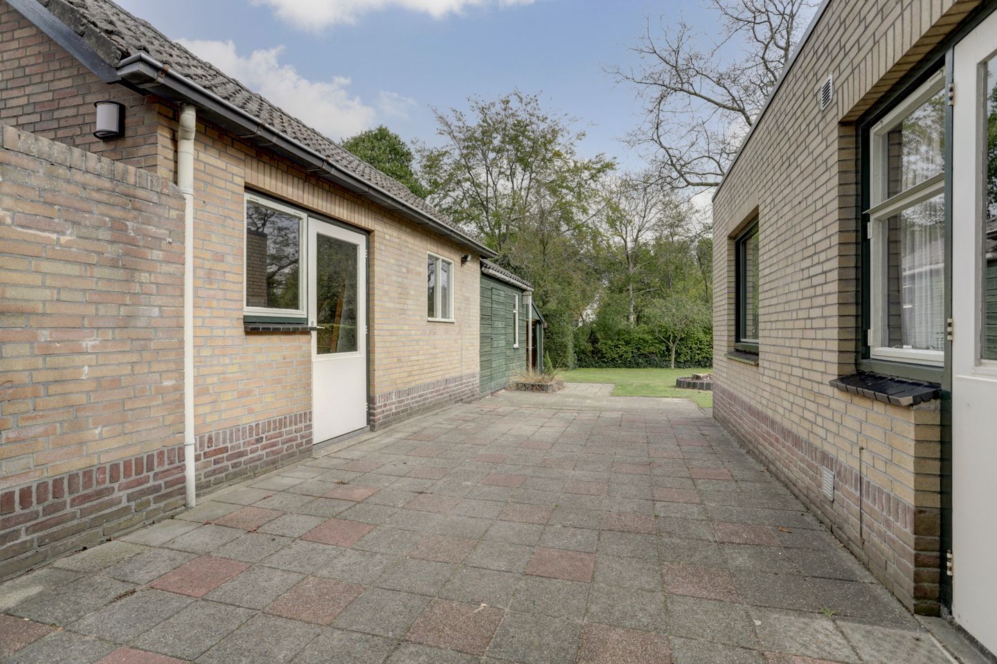 Spacious detached family home with large garden in Esbeek requiring modernization — 29