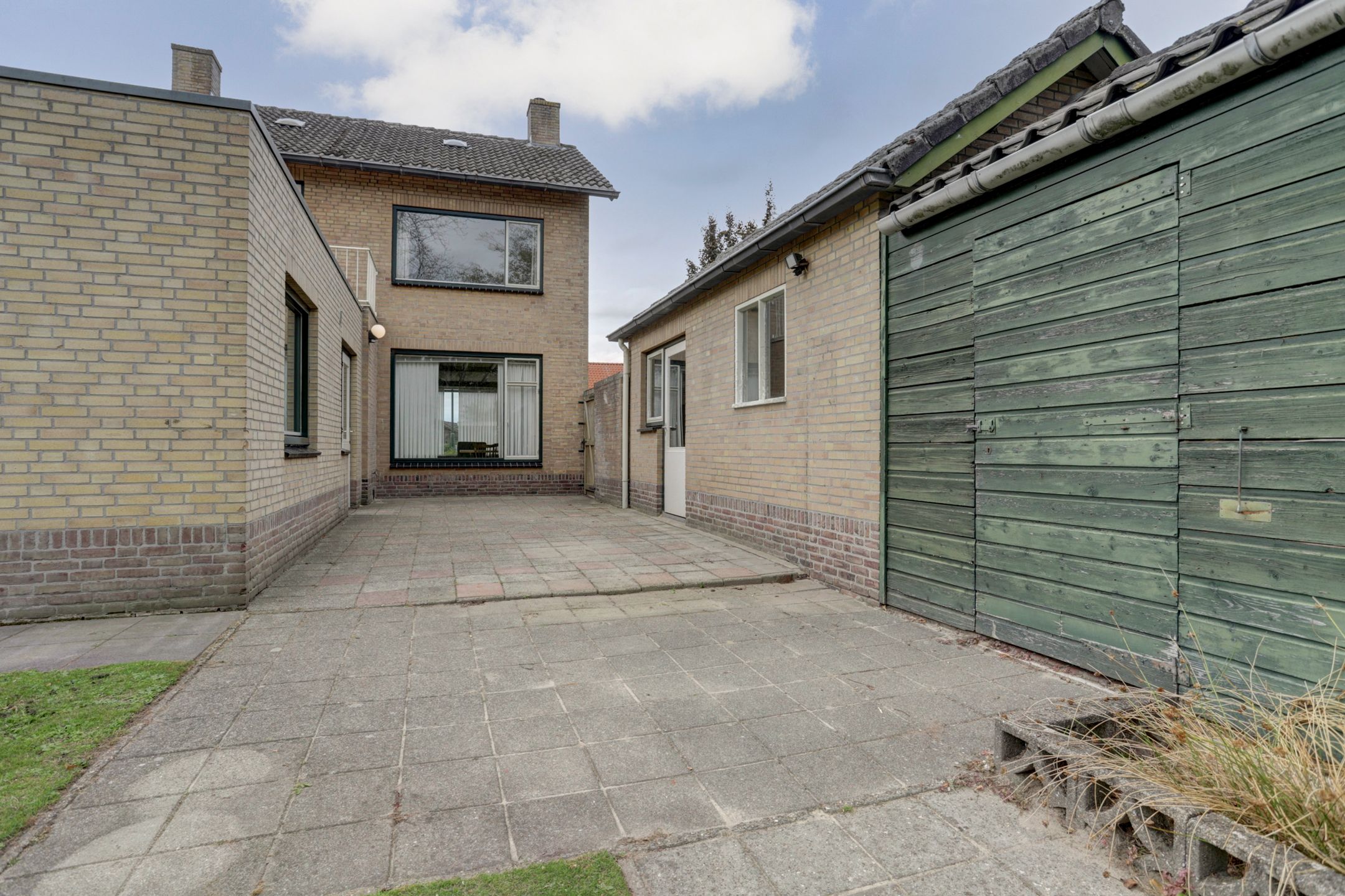 Spacious detached family home with large garden in Esbeek requiring modernization — 30