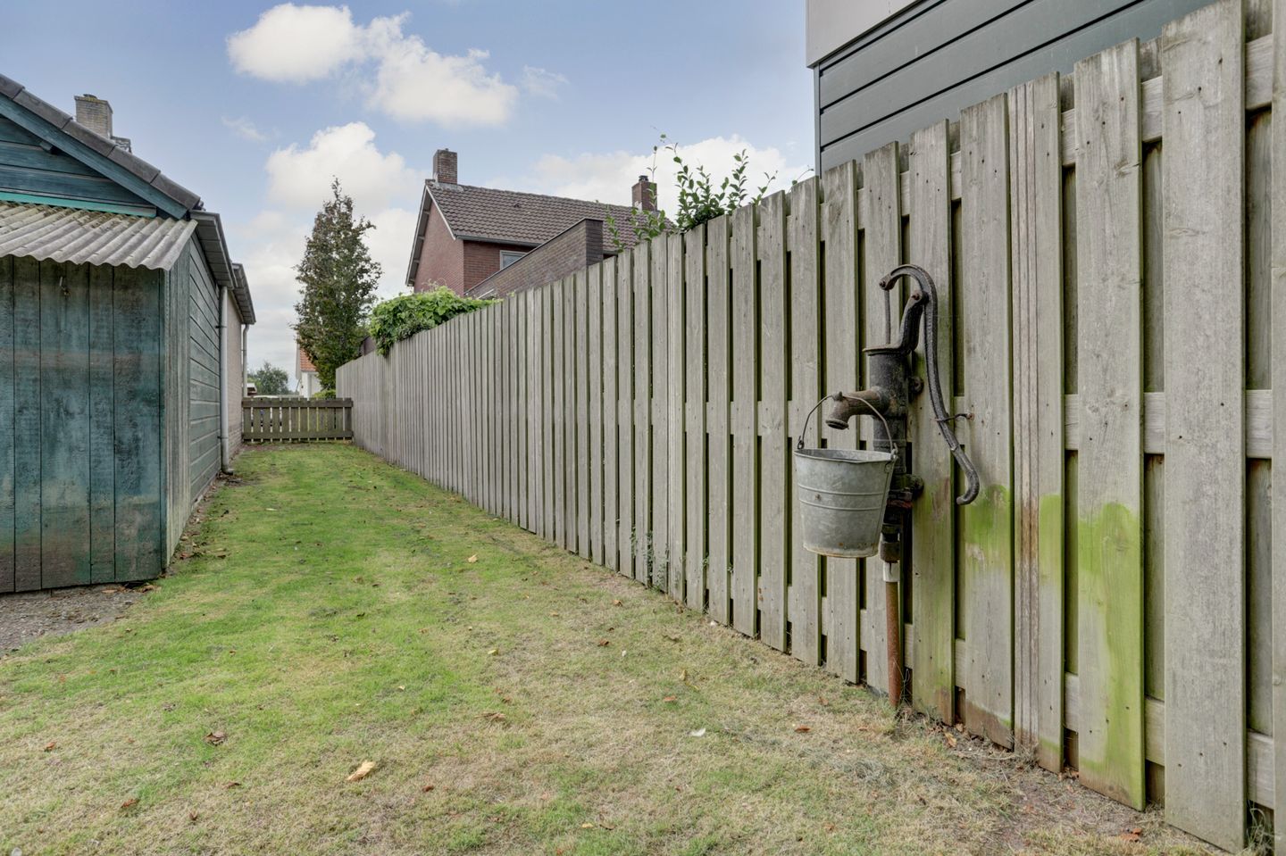 Spacious detached family home with large garden in Esbeek requiring modernization — 35