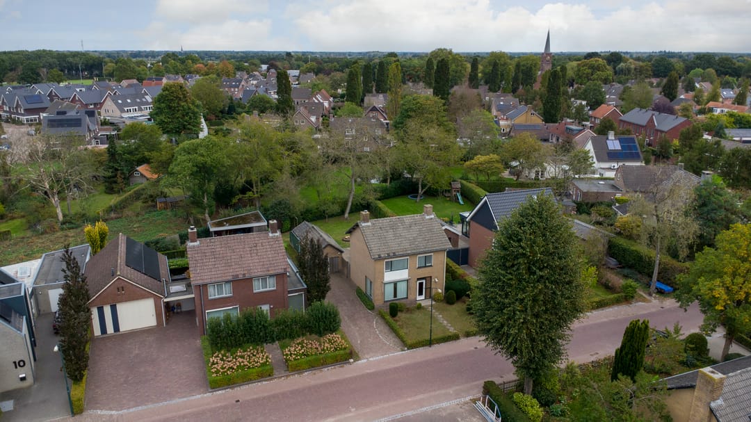 Spacious detached family home with large garden in Esbeek requiring modernization — 37