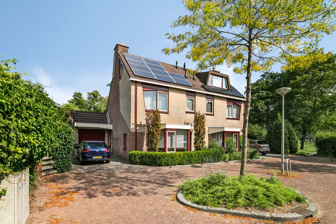 Ruime 2-onder-1-kapwoning met vijf slaapkamers en energielabel A gelegen in Kerk en Zanen