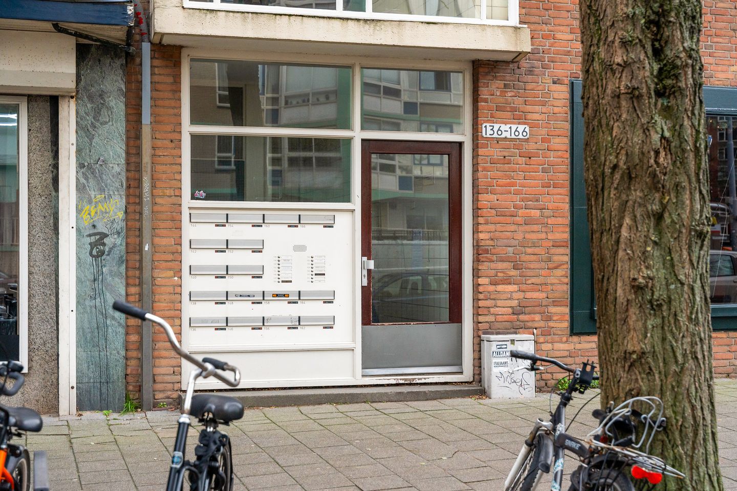 Spacious Apartment with Three Bedrooms in Kralingen West — 19