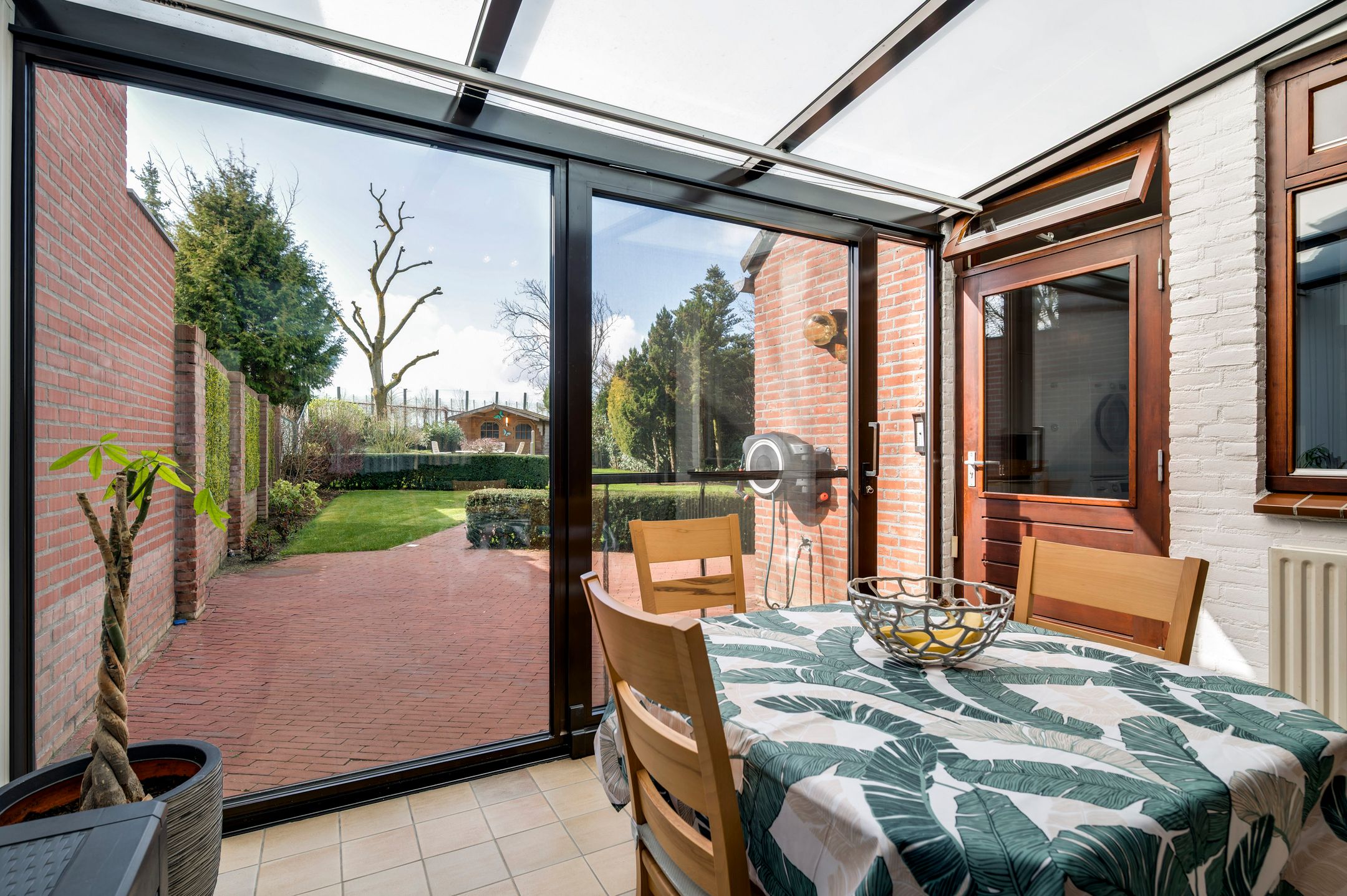 Spacious semi-detached family home with garage and deep garden in Blerick — 12