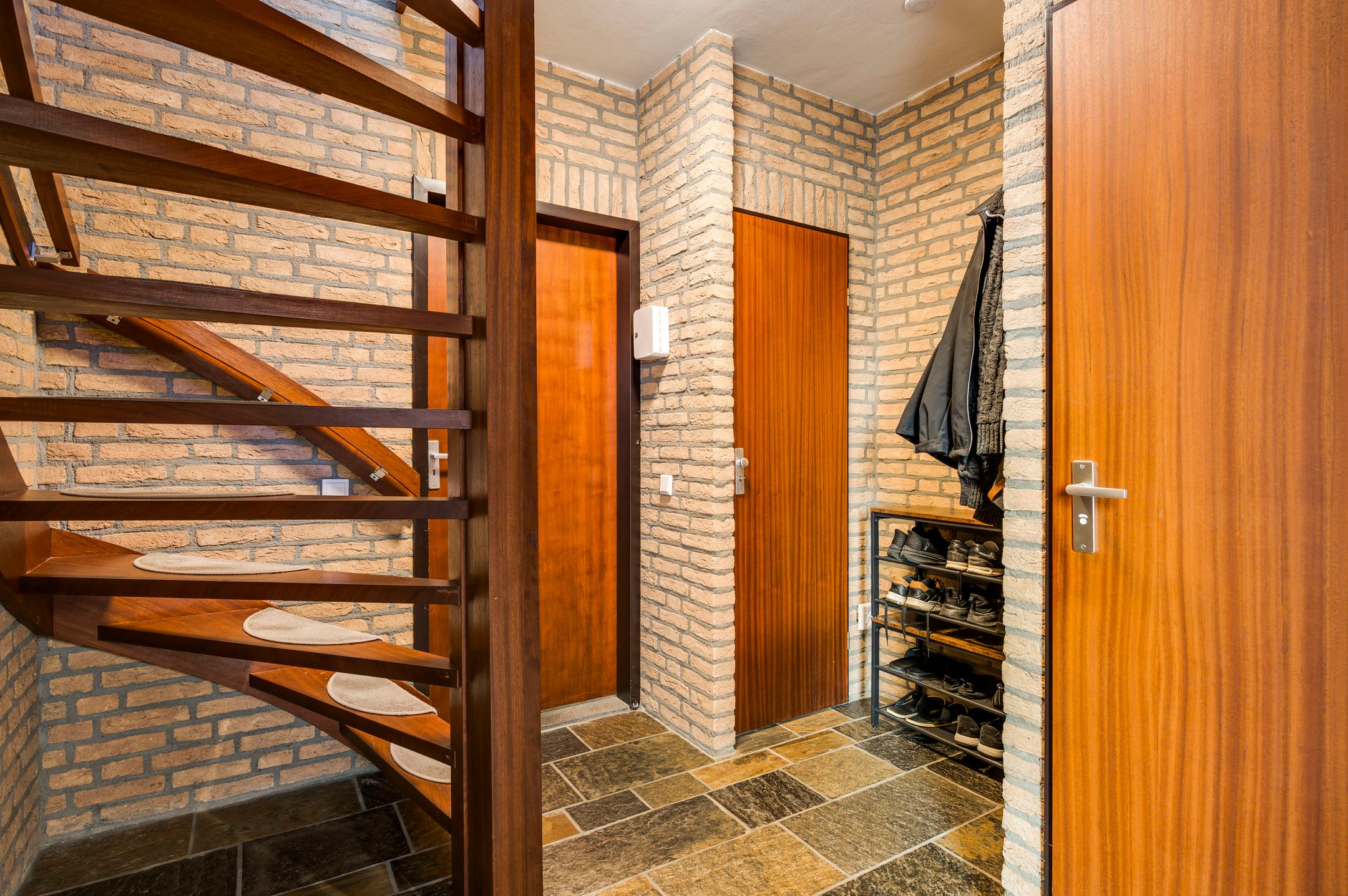 Spacious semi-detached family home with garage and deep garden in Blerick — 24
