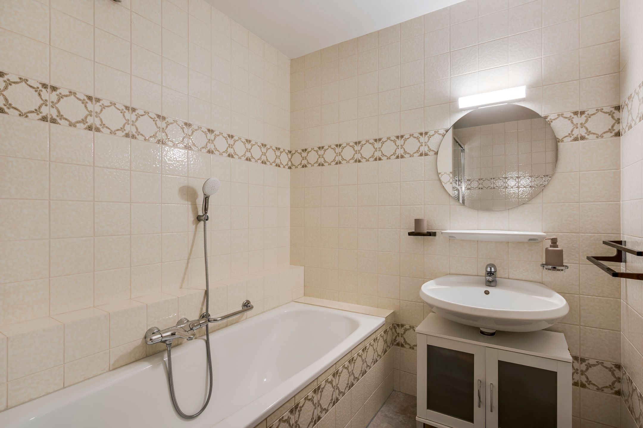 Spacious semi-detached family home with garage and deep garden in Blerick — 32