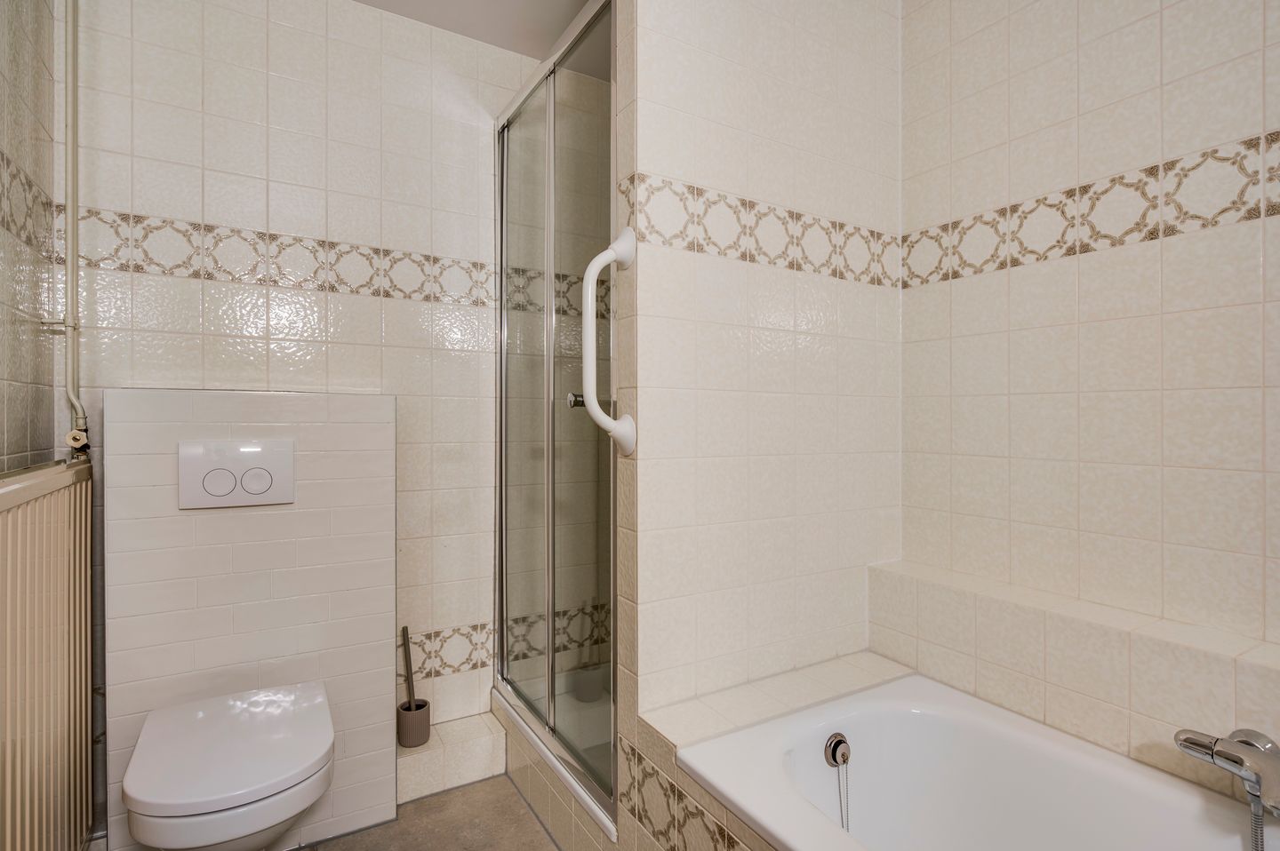 Spacious semi-detached family home with garage and deep garden in Blerick — 33