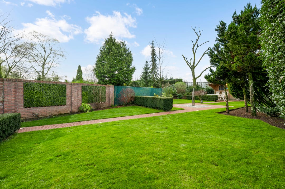 Spacious semi-detached family home with garage and deep garden in Blerick — 42