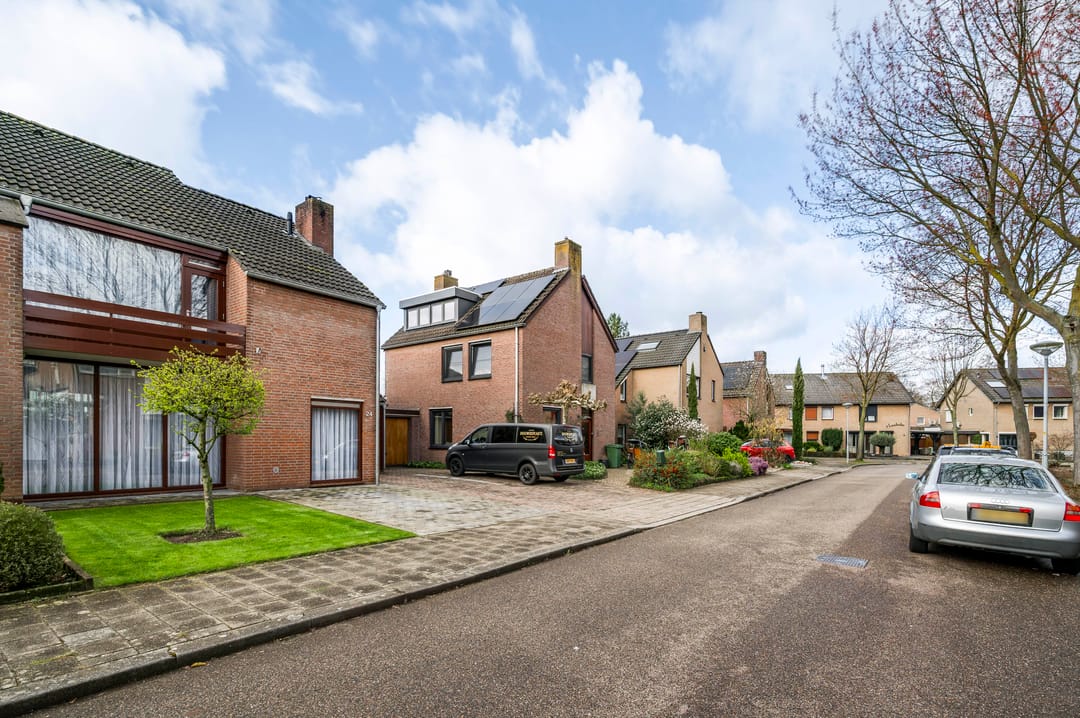 Spacious semi-detached family home with garage and deep garden in Blerick — 45