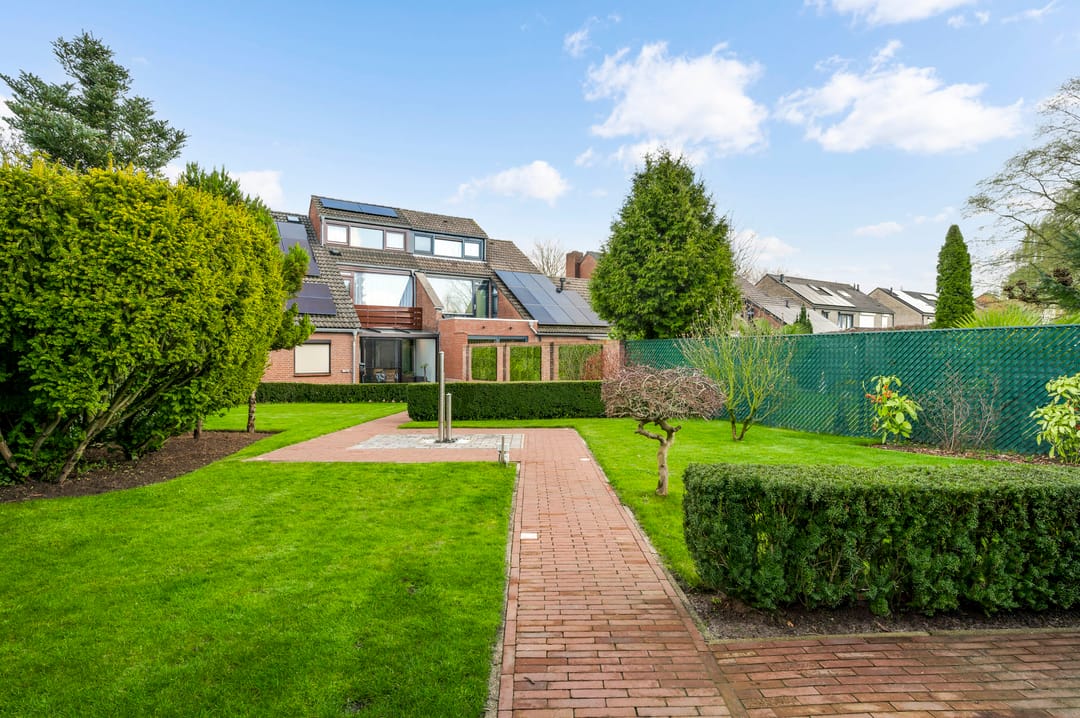 Ruime halfvrijstaande gezinswoning met garage en diepe tuin in Blerick