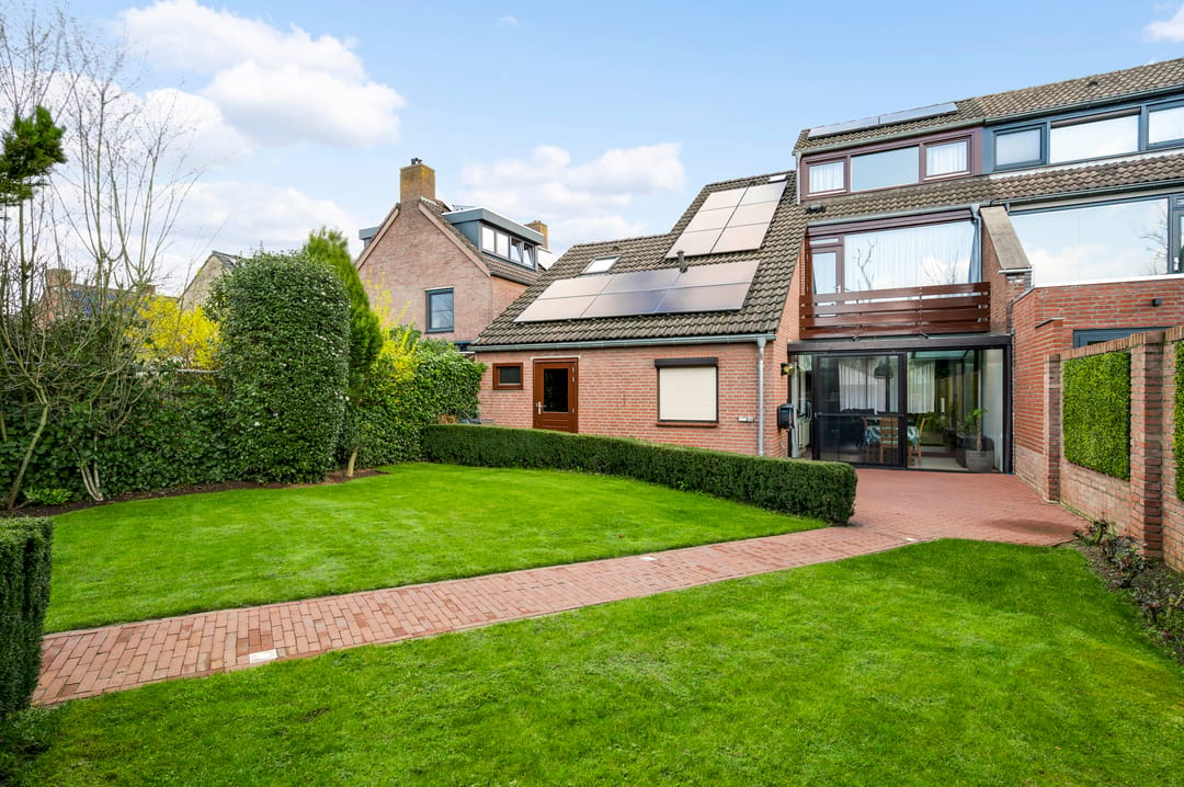 Spacious semi-detached family home with garage and deep garden in Blerick — 40