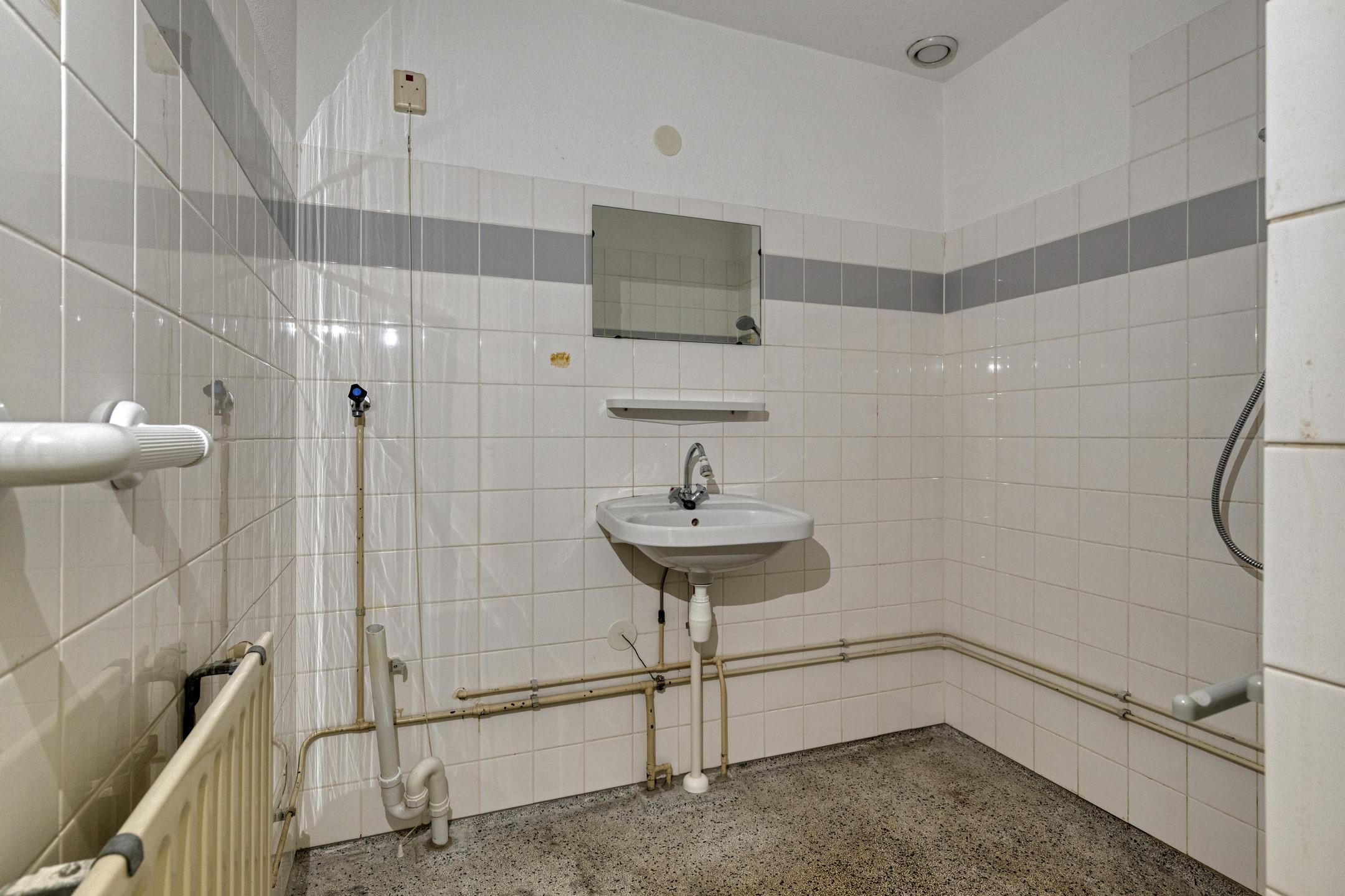 Spacious Apartment near Kralingse Bos with Balconon and Two Bedrooms — 12