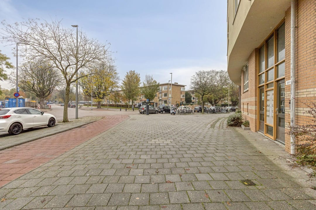 Spacious Apartment near Kralingse Bos with Balconon and Two Bedrooms — 17