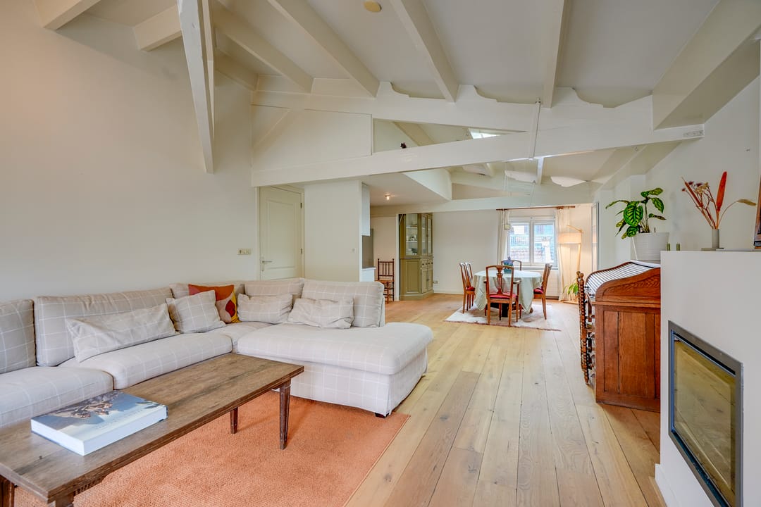 Spacious Upper Apartment with Terrace near Utrecht City Center — 12