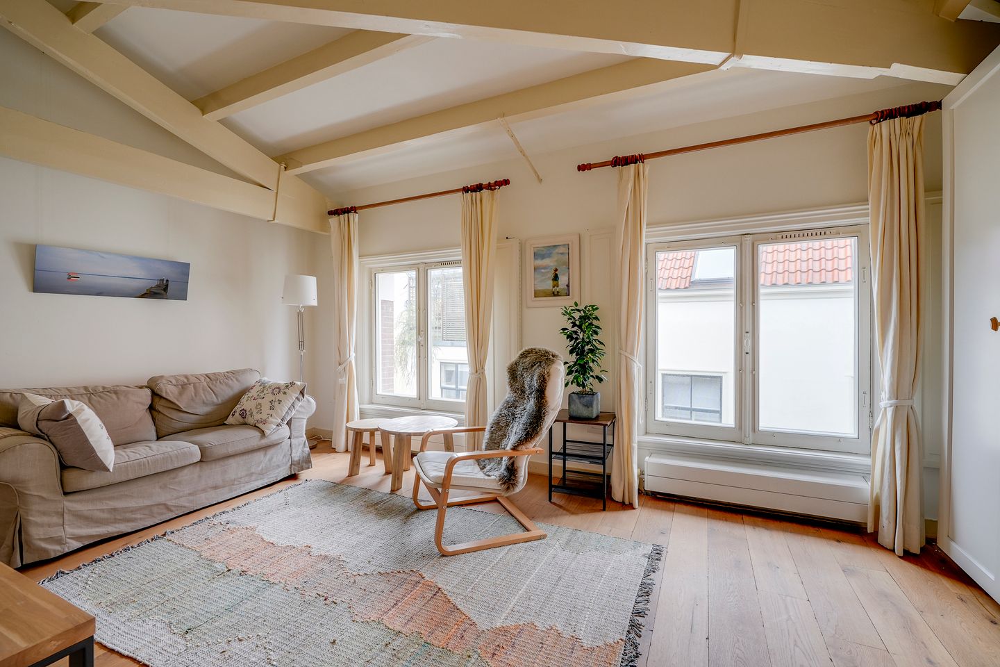 Spacious Upper Apartment with Terrace near Utrecht City Center — 18