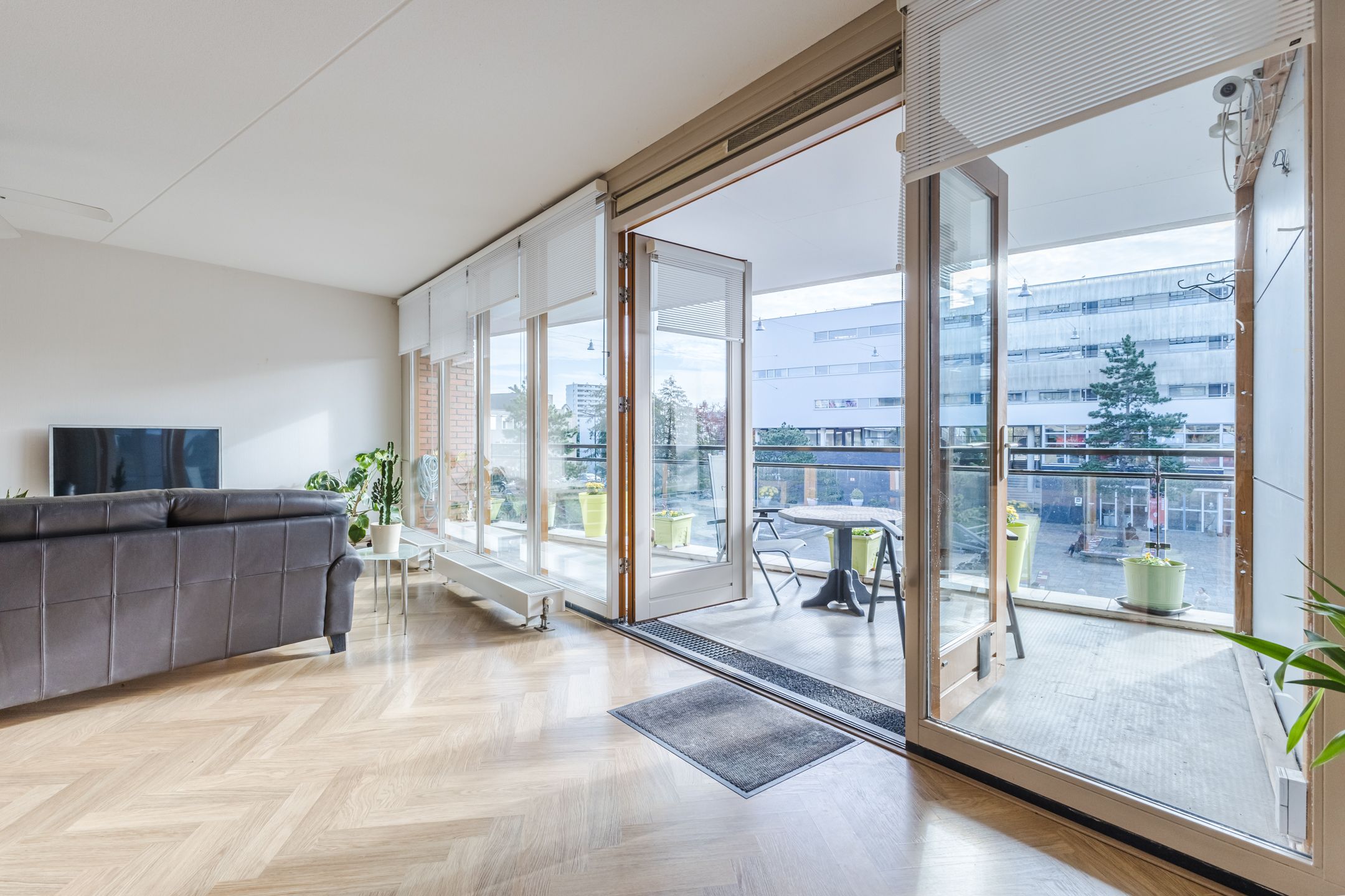 Spacious 3-Room Apartment with Private Garden and South-Facing Terrace in Haarlem — 13