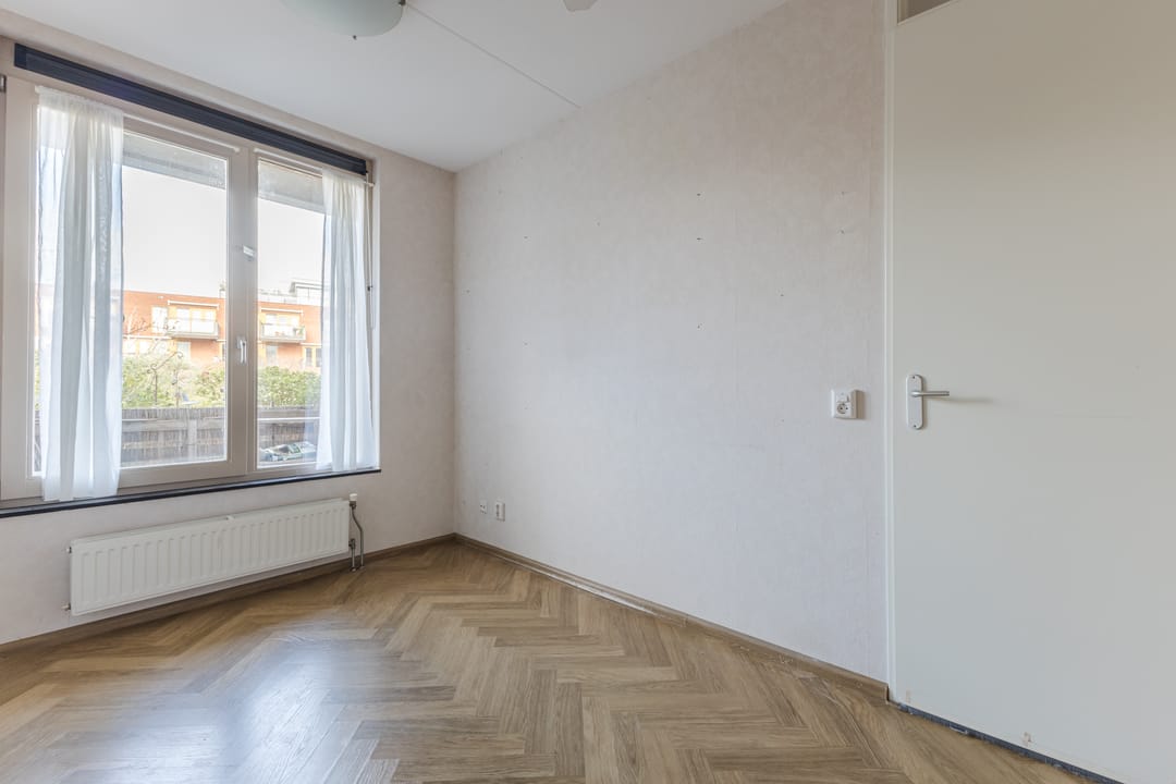 Spacious 3-Room Apartment with Private Garden and South-Facing Terrace in Haarlem — 37