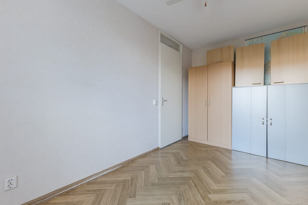Spacious 3-Room Apartment with Private Garden and South-Facing Terrace in Haarlem — 38