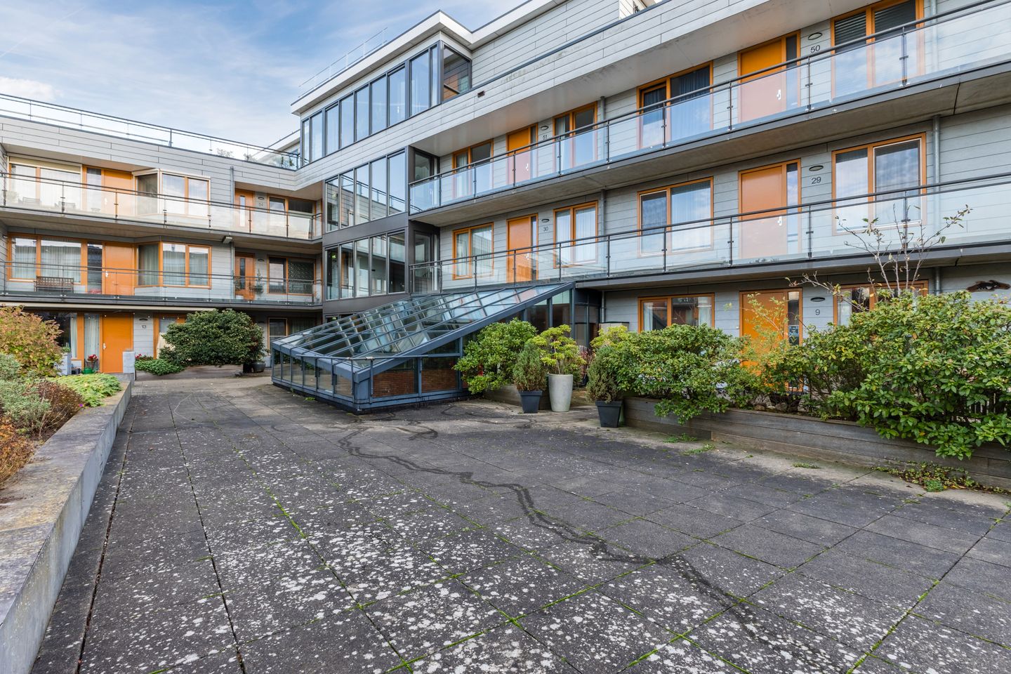 Spacious 3-Room Apartment with Private Garden and South-Facing Terrace in Haarlem — 40