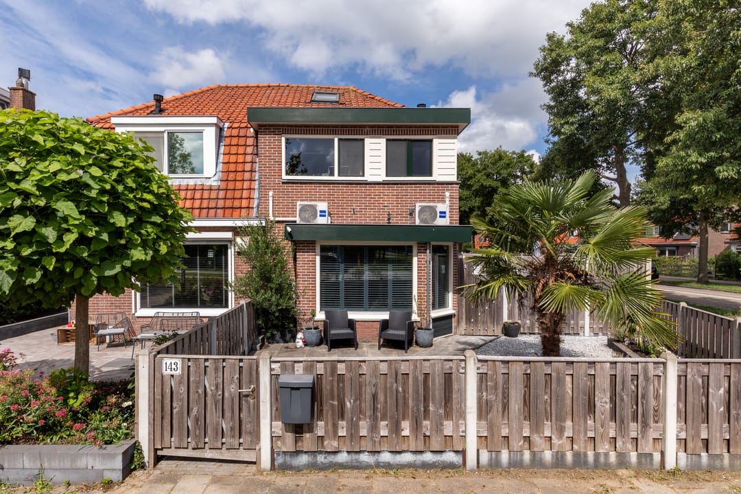 Fraai gerenoveerde 1930's twee-onder-een-kapwoning met garage en grote tuin