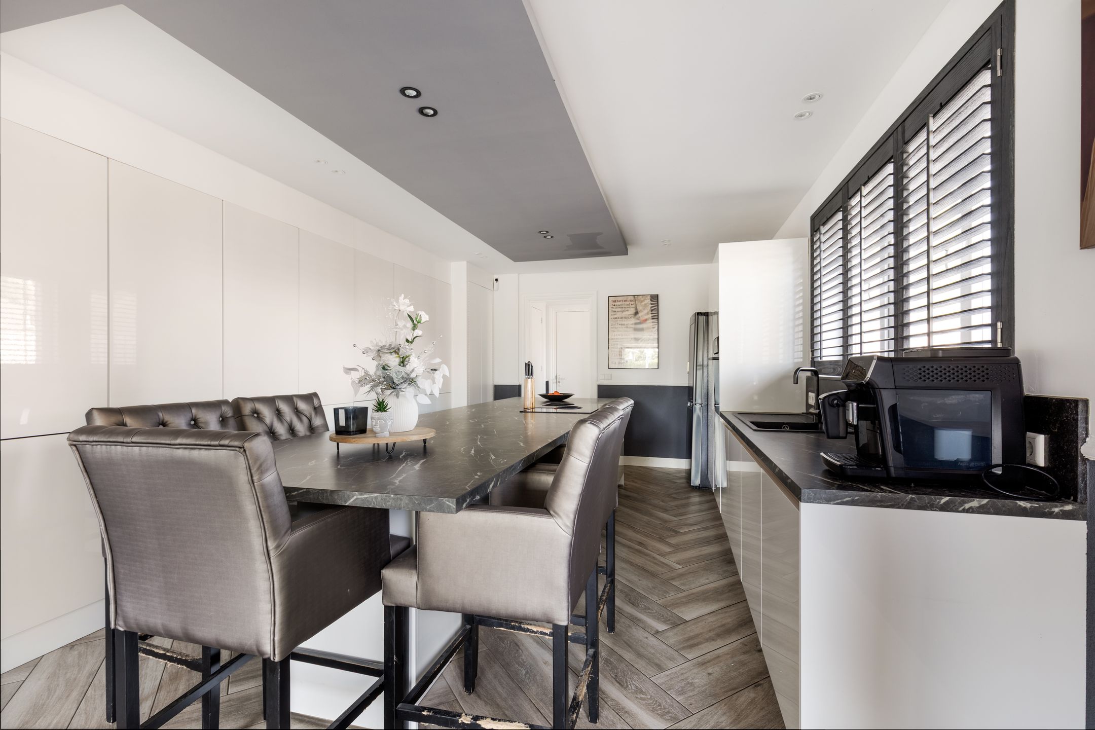 Tastefully Renovated 1930s Semi-Detached House with Garage and Large Garden — 12