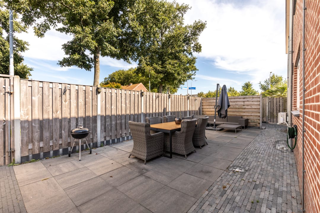 Tastefully Renovated 1930s Semi-Detached House with Garage and Large Garden — 16